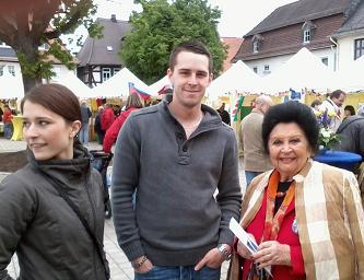 Olga Stoss mit Besuchern